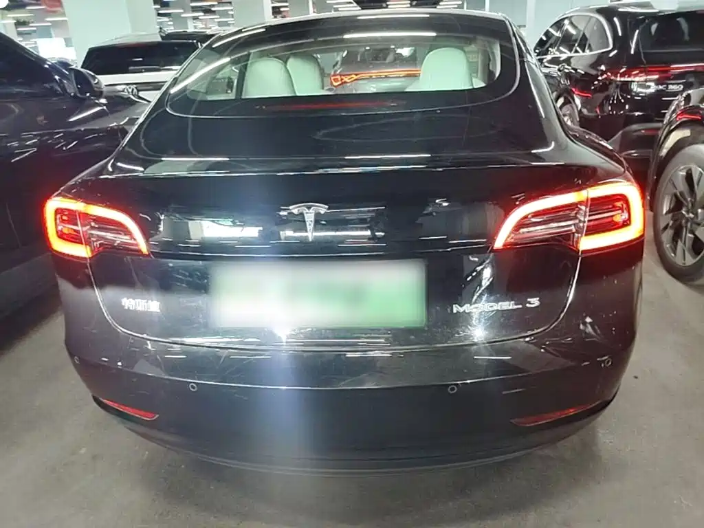 Фото 4 - Tesla Model 3