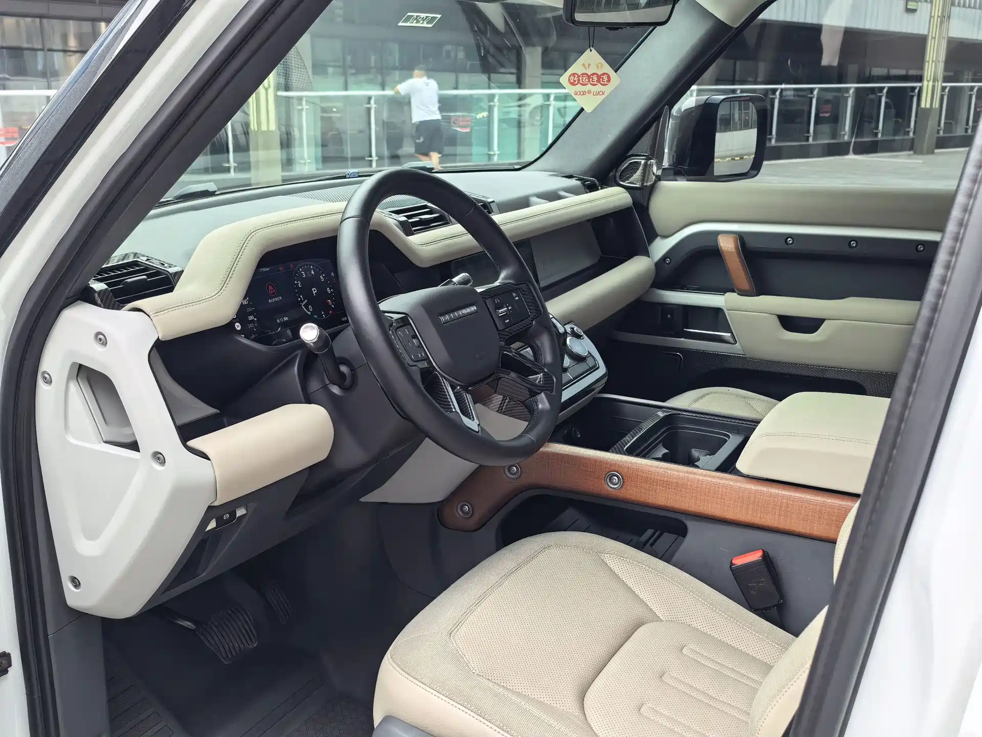 Photo 6 - Land Rover Defender