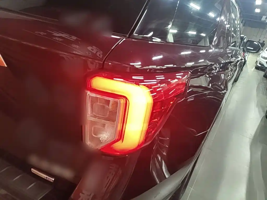 Фото 8 - Ford Explorer