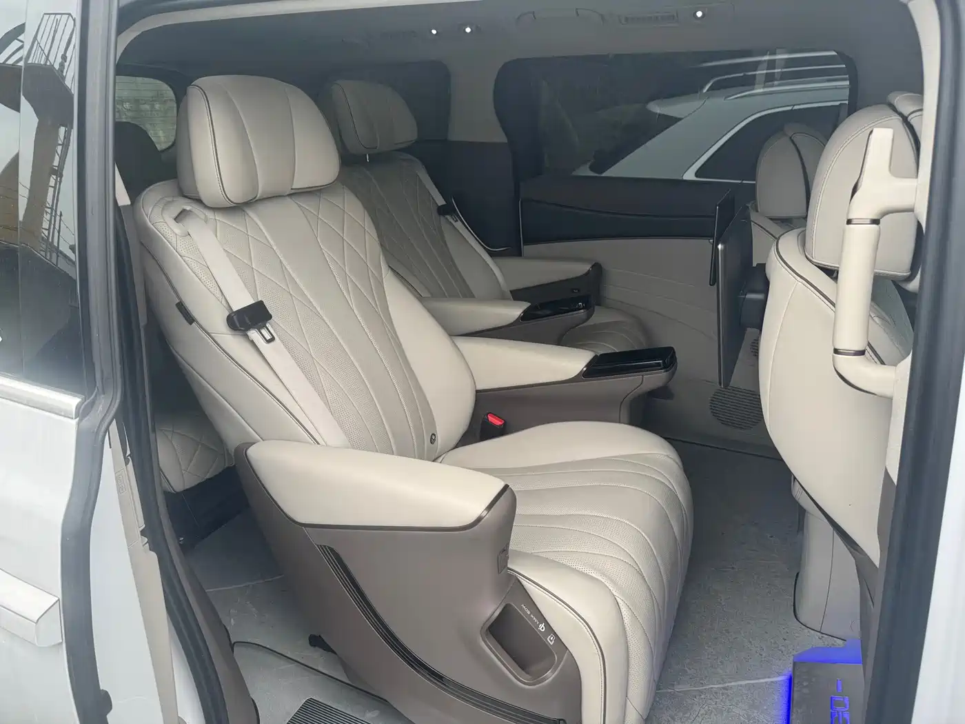Denza D9 2022 DM-i 970 AWD Flagship фото 11