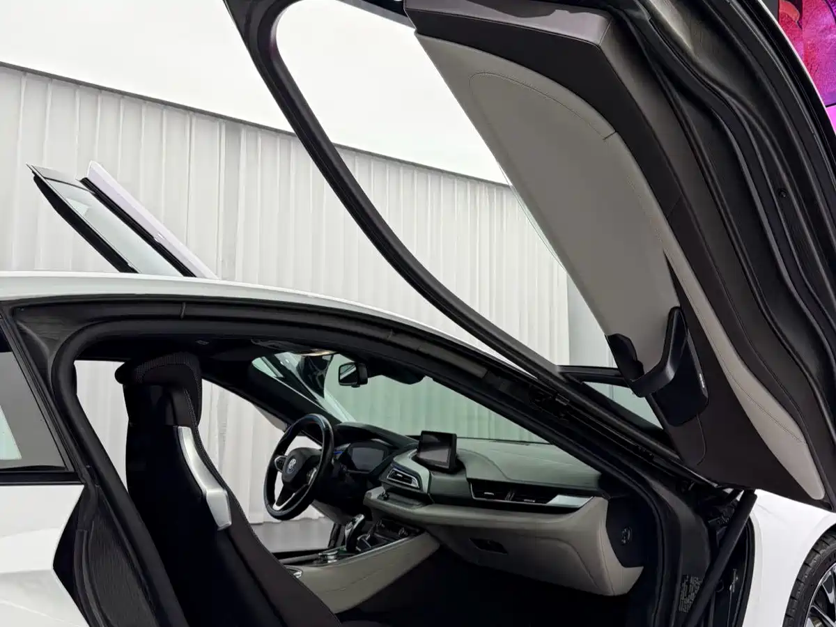 Фото 15 - BMW i8