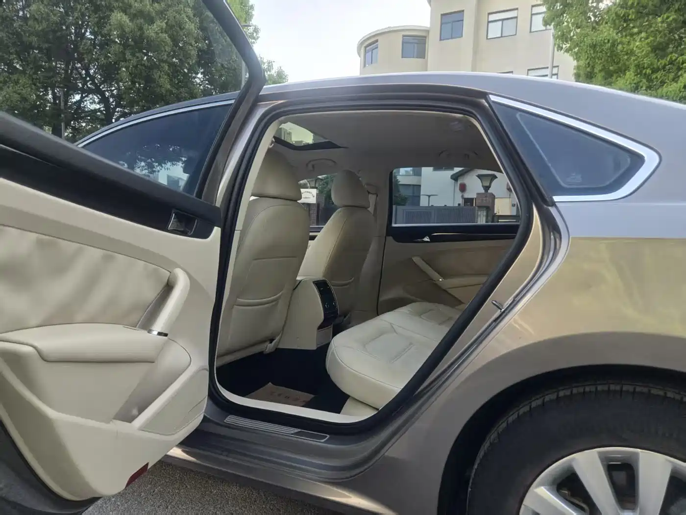 Volkswagen Passat 2014 1.8TSI DSG Luxury Edition фото 6
