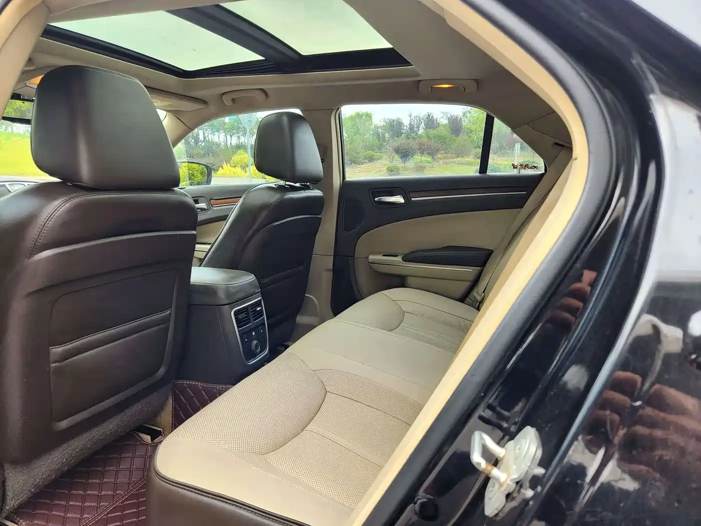 Chrysler 300C (Import) 2014 2013 Model 3.6L Premium Comfort Edition