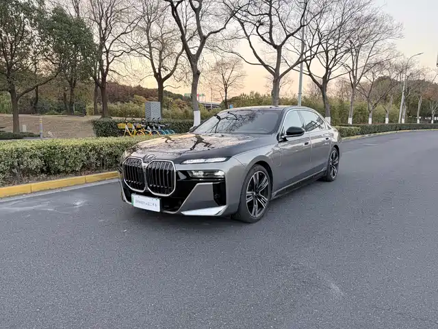 BMW i7 2023 xDrive60L Luxury Package