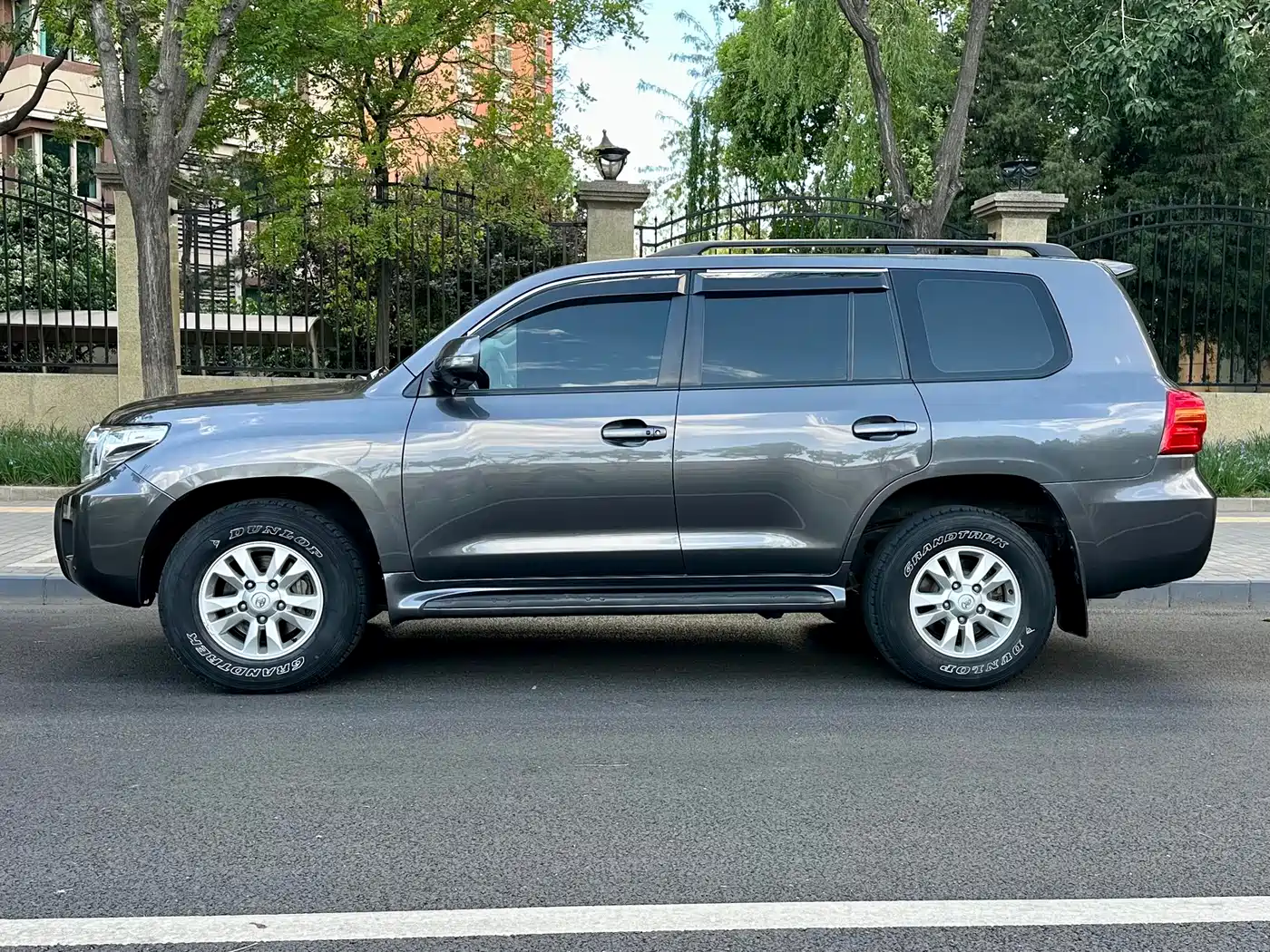 Toyota Land Cruiser (Import) 2015 4.0L V6 Middle East Low Configuration Edition фото 3