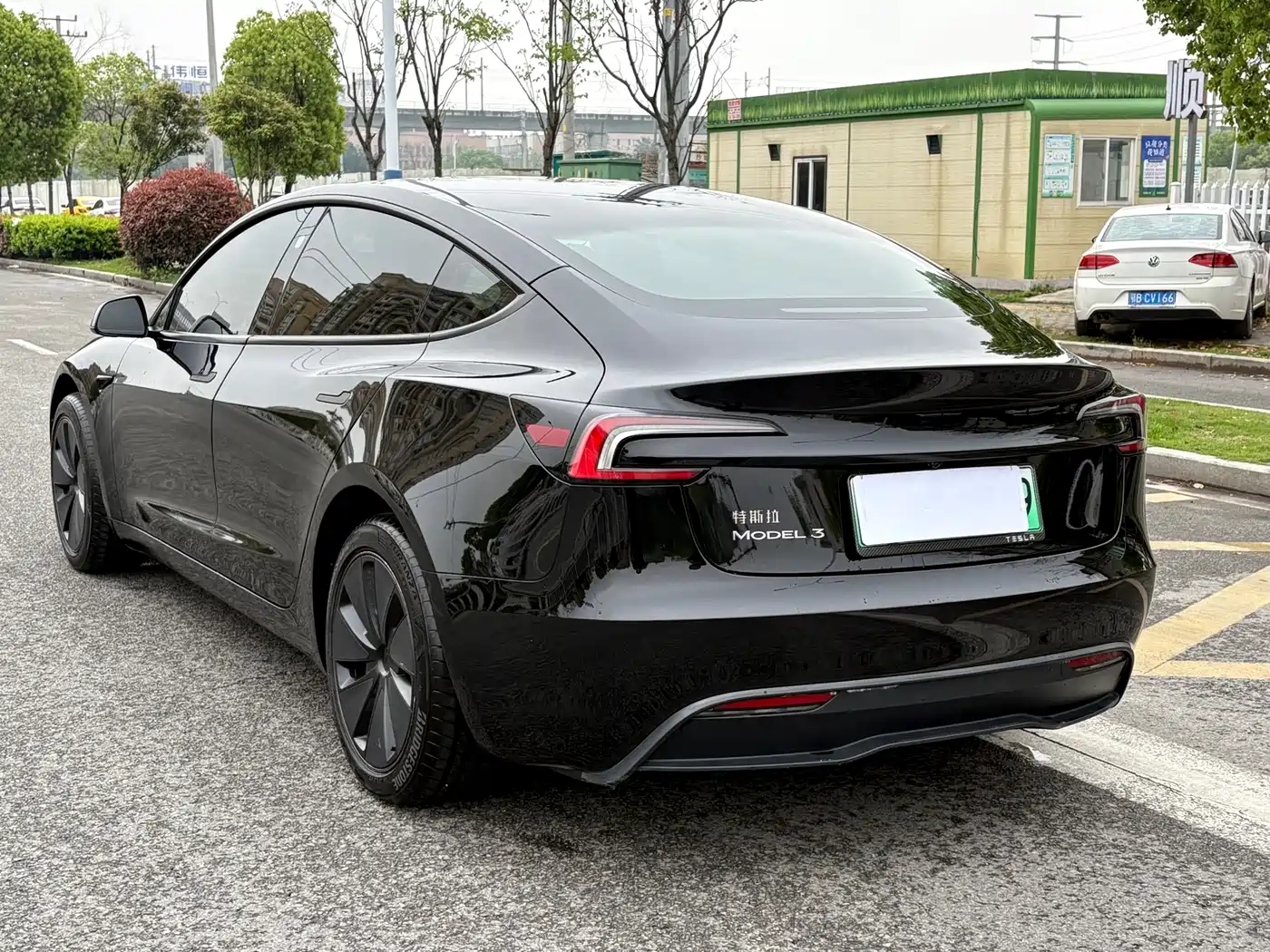 TESLA MODEL 3