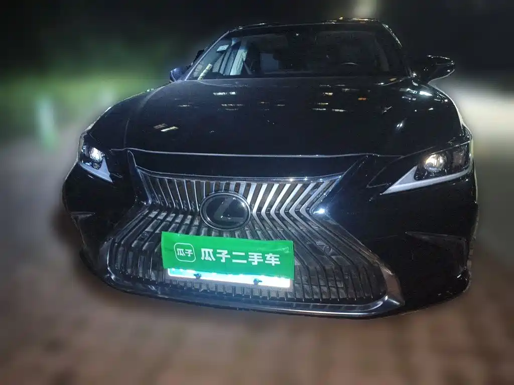 Фото 2 - Lexus ES