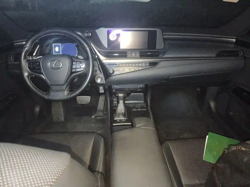 Фото 10 - Lexus ES