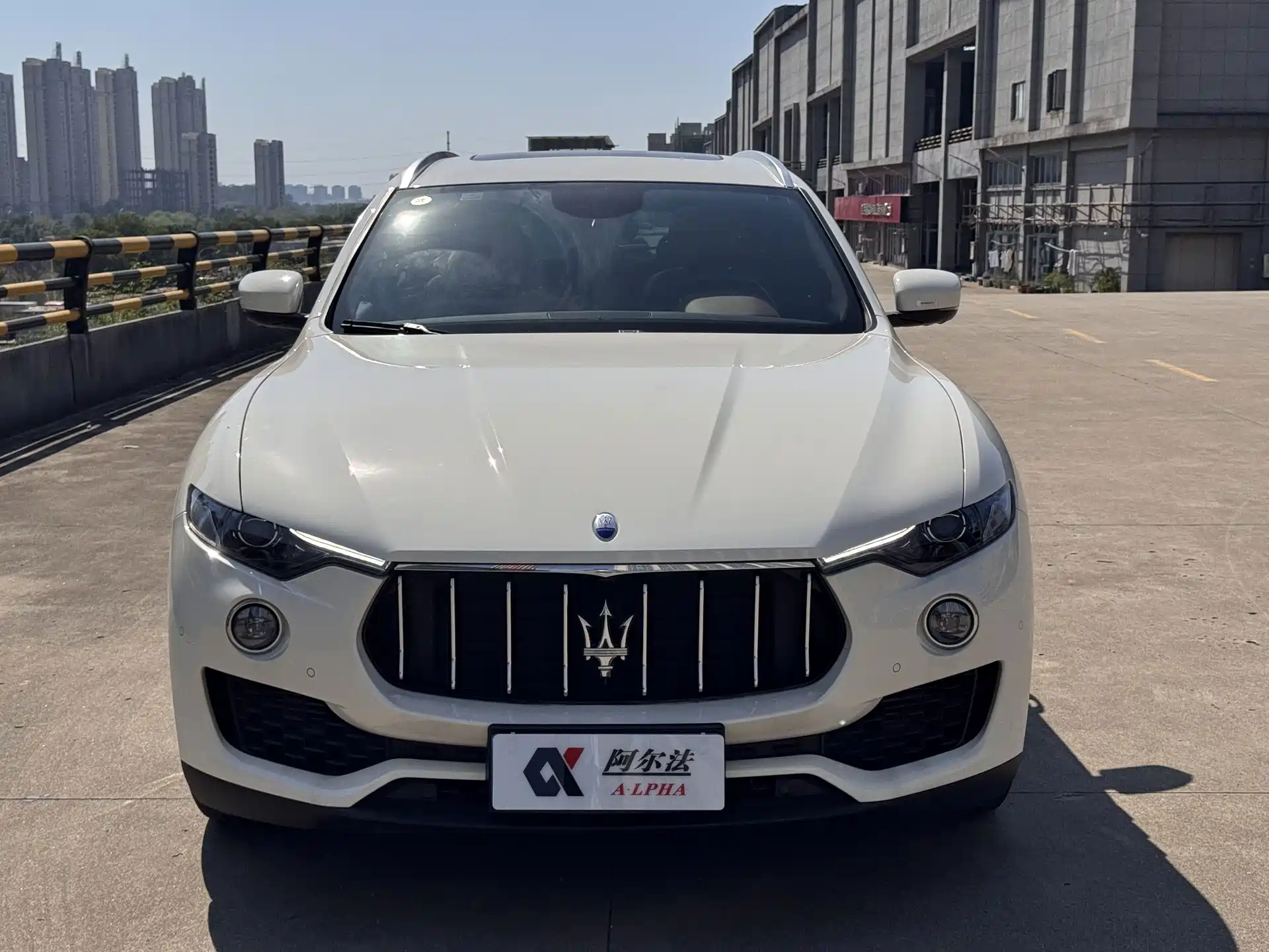 Photo 2 - Maserati Levante