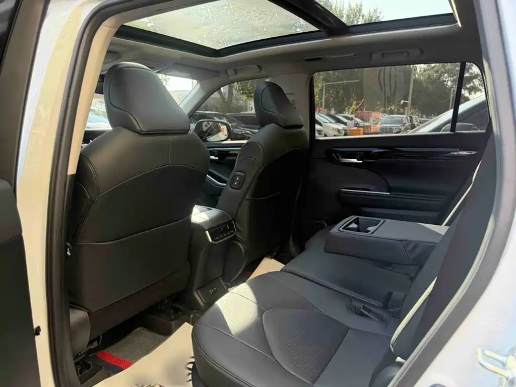 صورة 17 - Toyota Highlander