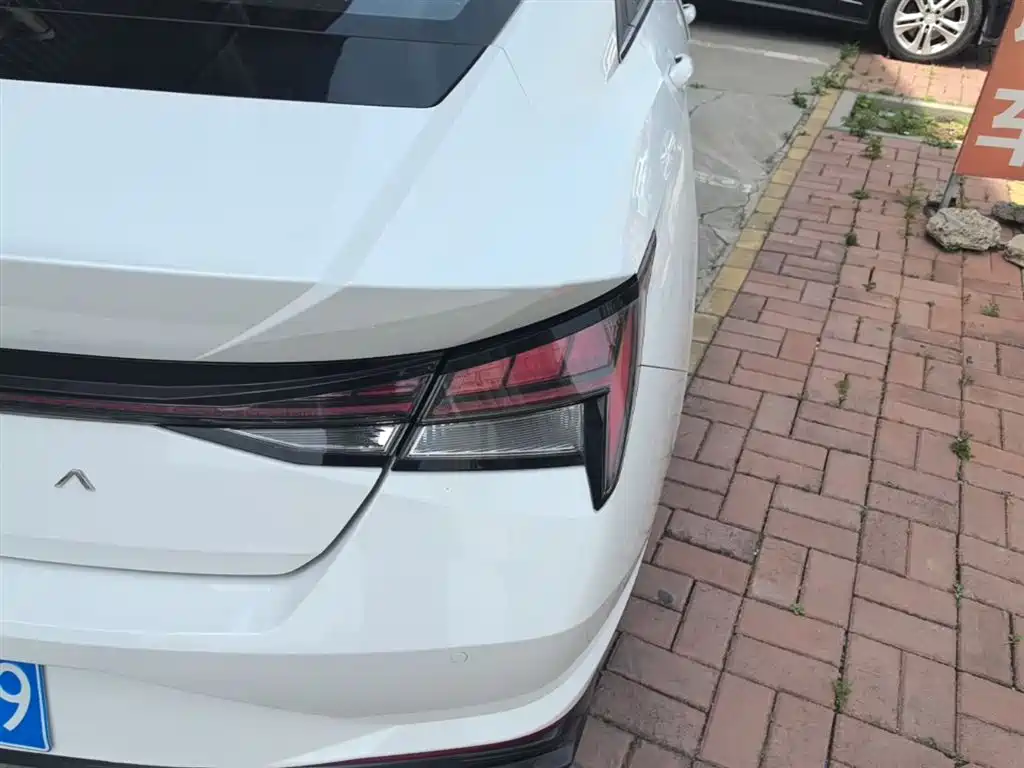 Hyundai Elantra 2021 1.5L CVT LUX Premium Edition фото 8
