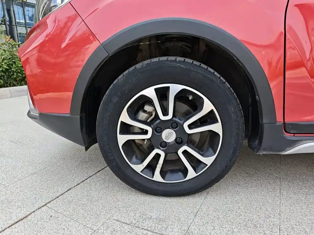 Фото 23 - Geely Vision X3