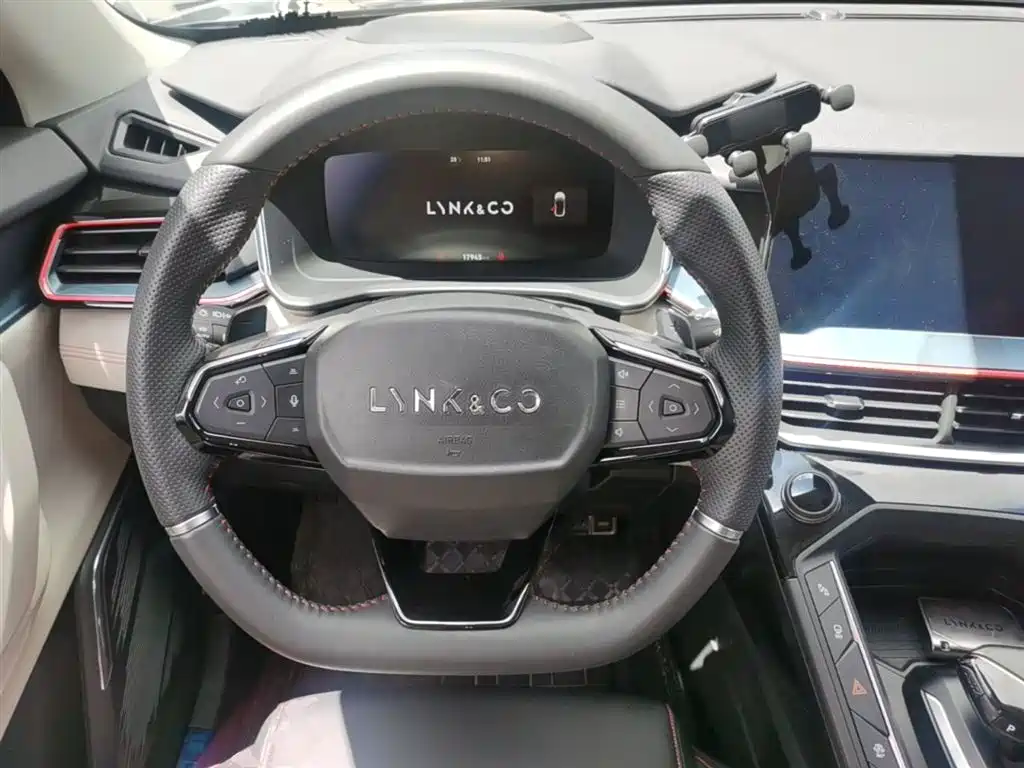 Lynk & Co 06 2020 1.5T Halo фото 11