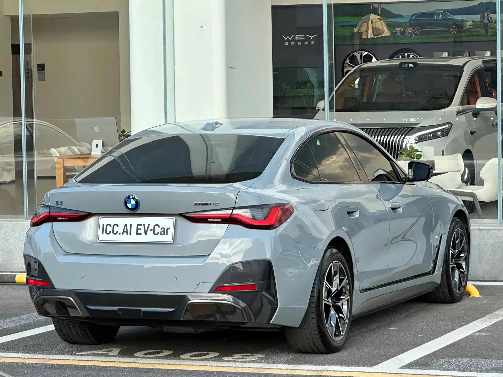 Photo 20 - BMW i4