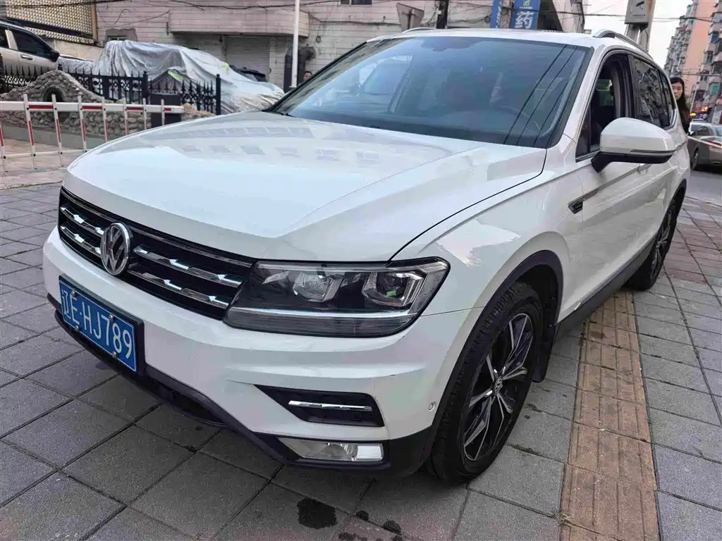 Photo 2 - Volkswagen Tiguan L