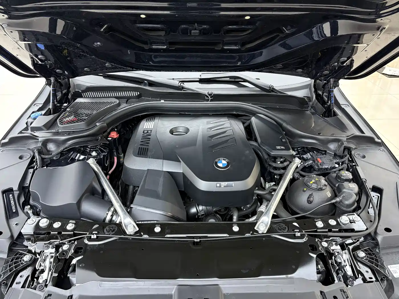 BMW 5 Series 2024 530Li Leading M Sport Package фото 8