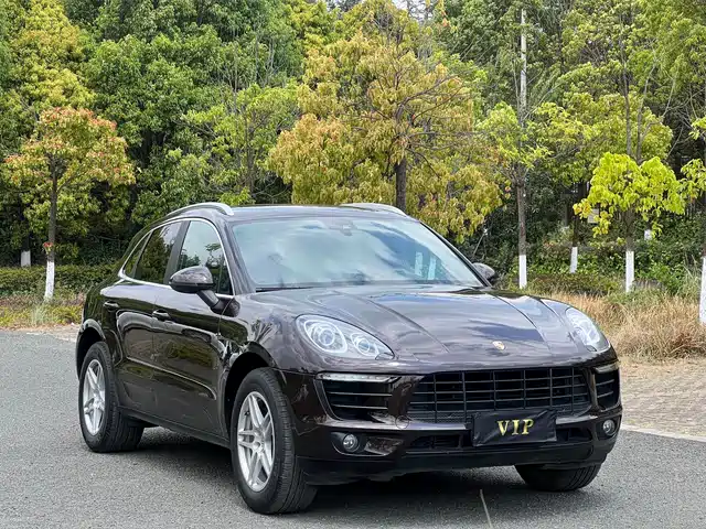 PORSCHE MACAN