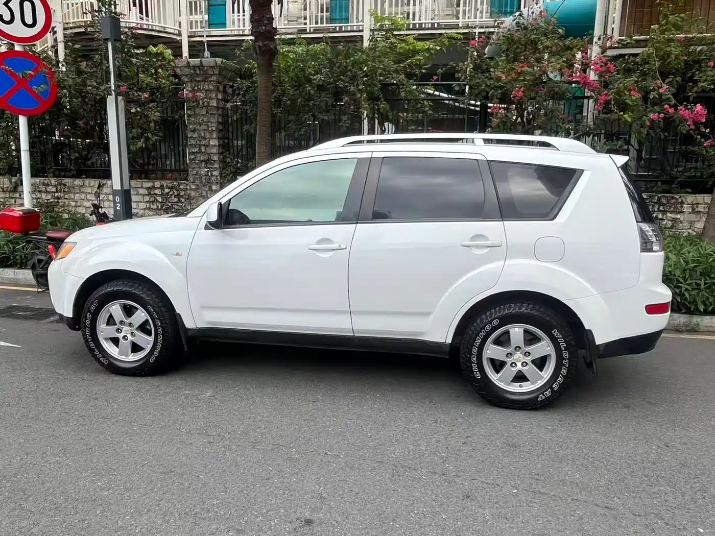 Mitsubishi Outlander (Import) 2006 Model 3.0 Standard фото 3