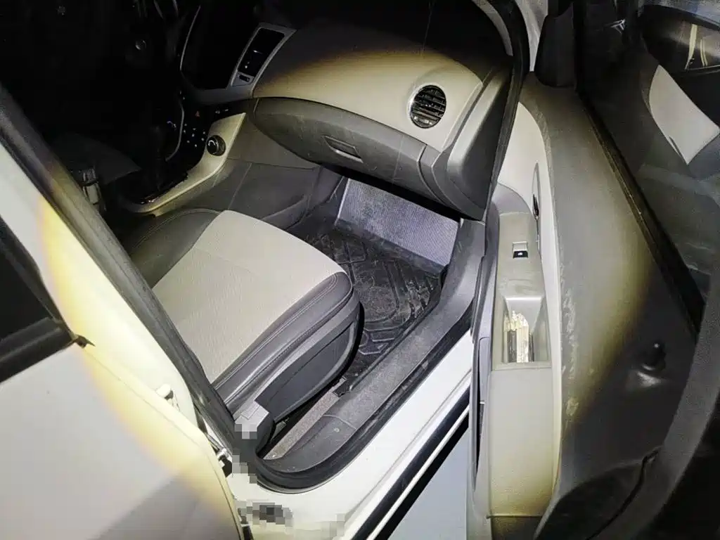 Photo 10 - Chevrolet Cruze