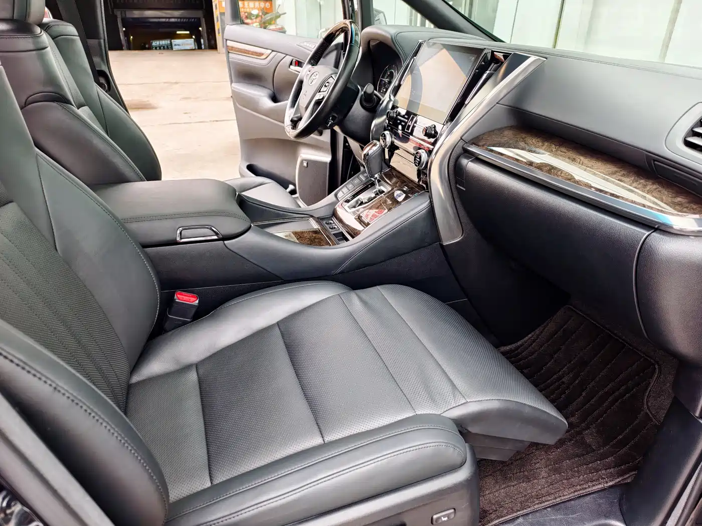 Toyota Vellfire 2021 Crown Hybrid 2.5L HV Supreme Edition фото 23
