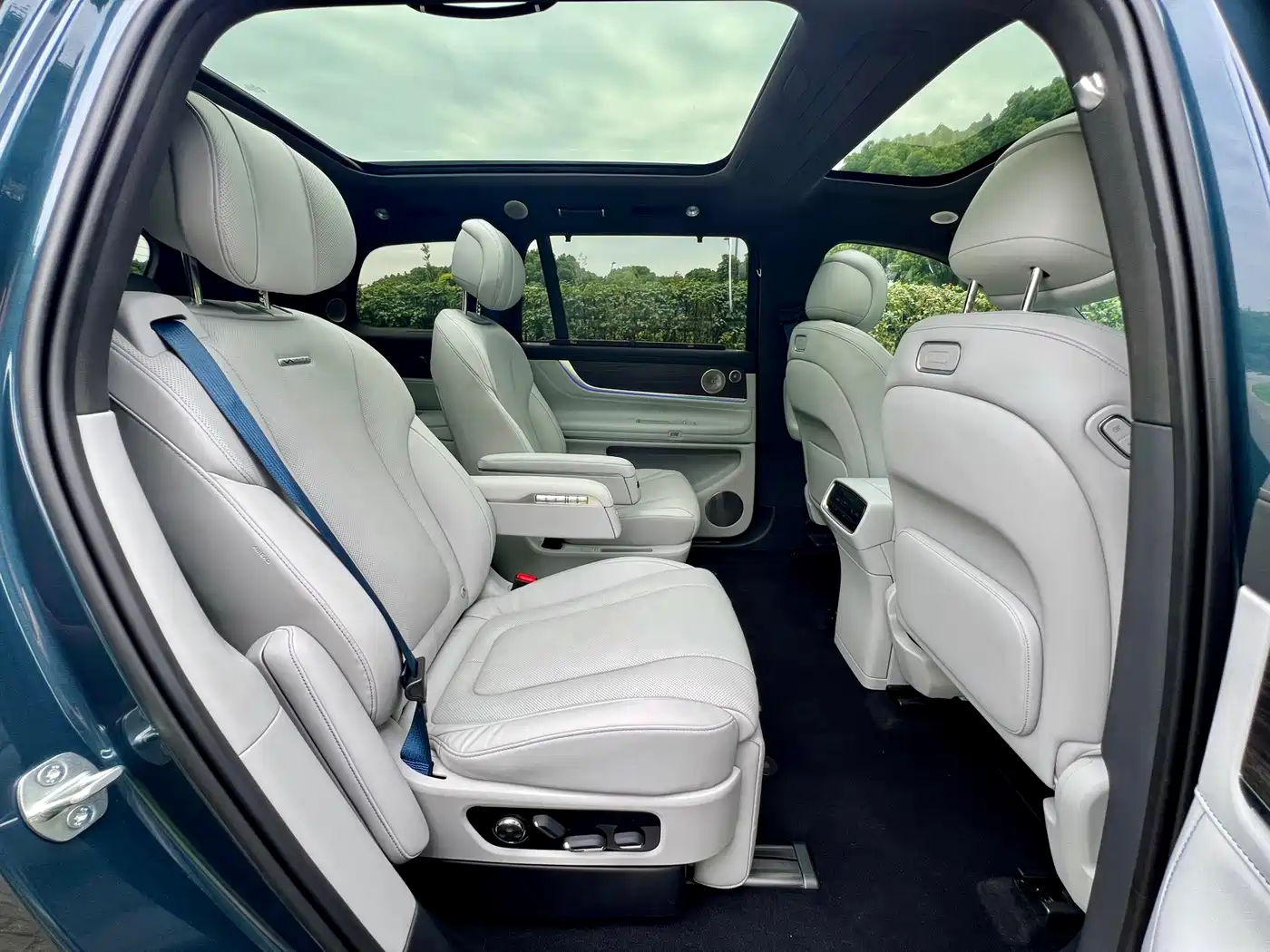 AITO Wenjie AITO M9 2024 Extended Range Ultra 42kWh 6-Seater фото 14