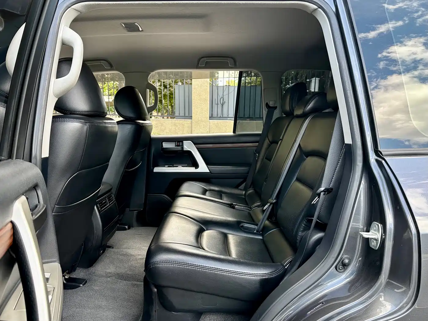 Toyota Land Cruiser (Import) 2015 4.0L V6 Middle East Low Configuration Edition фото 13