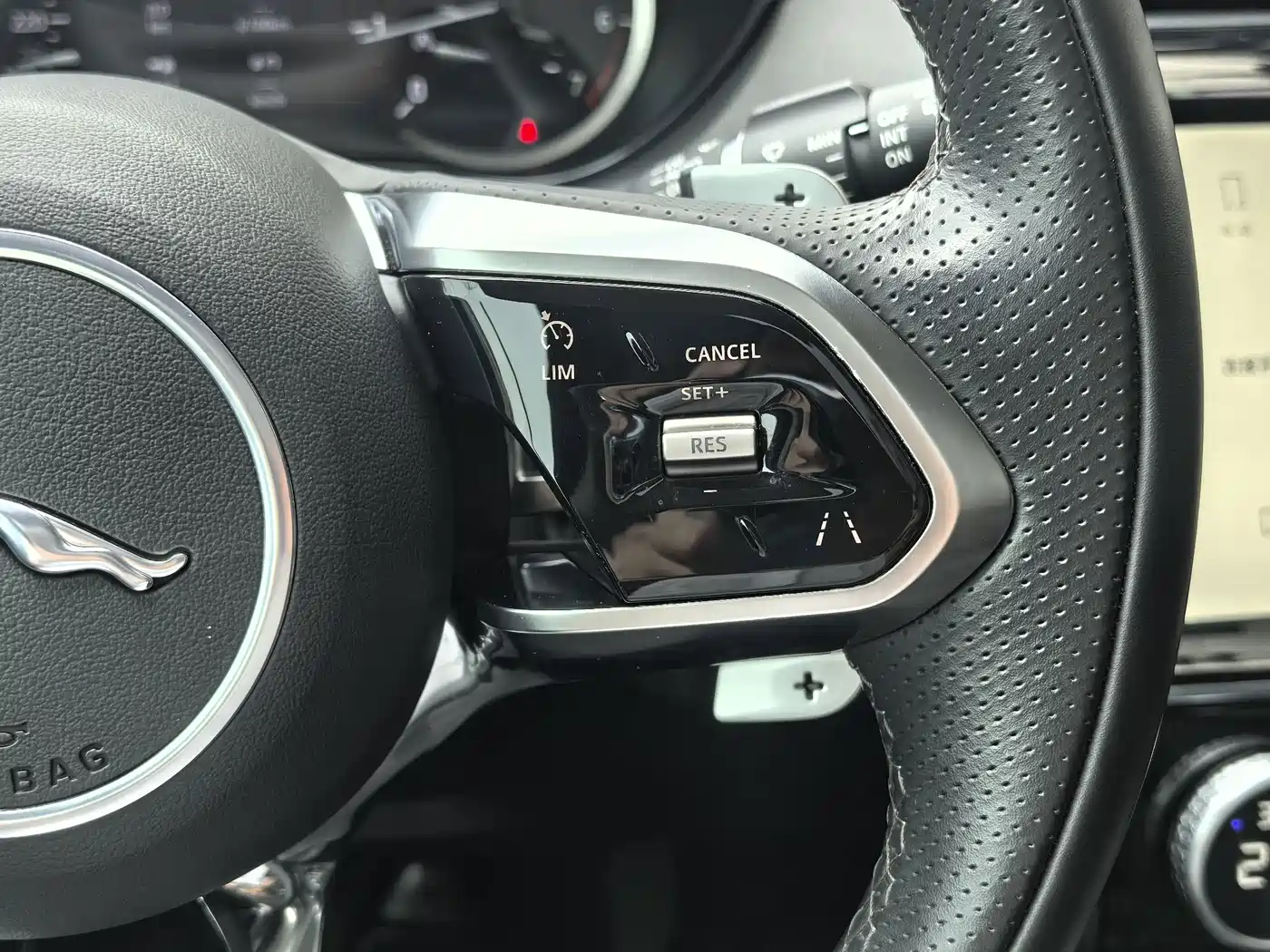 Jaguar E-PACE 2024 2024 Youth Sport Edition R-DYNAMIC