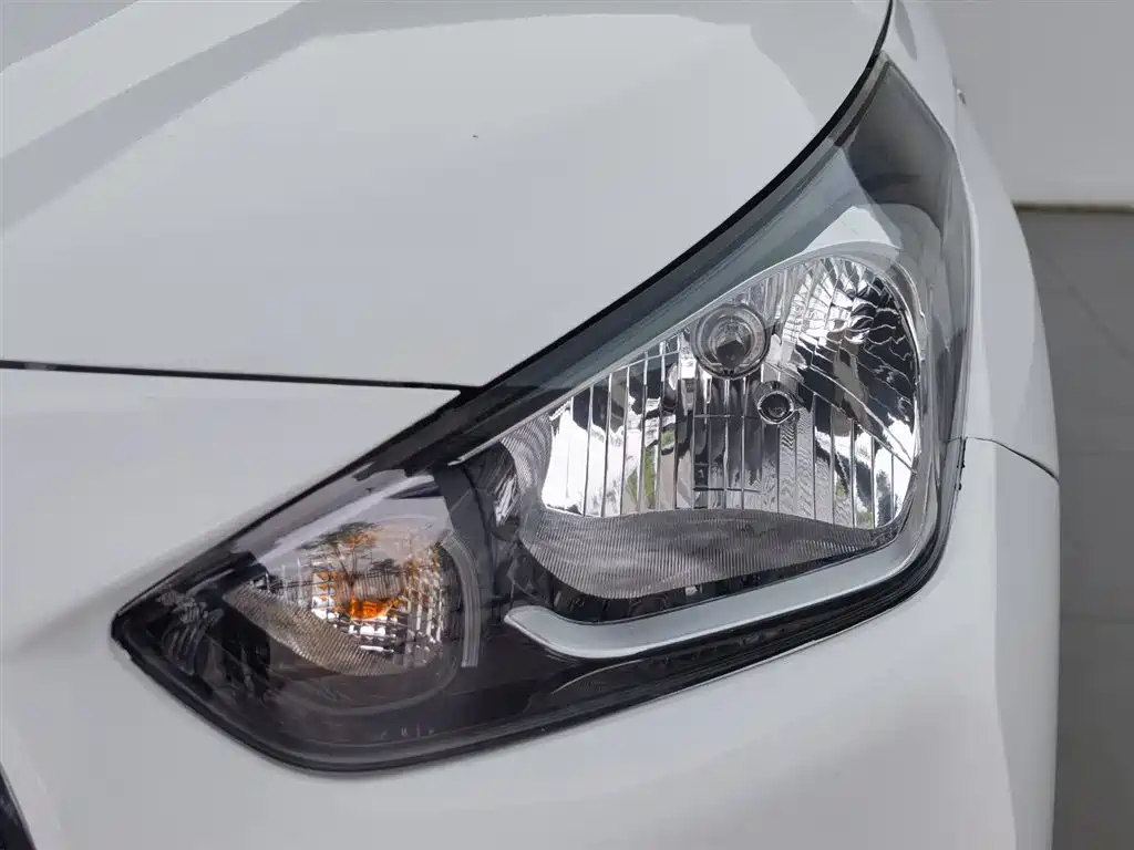 Hyundai Verna 2017 1.4L Manual Renewal Edition China VI фото 7