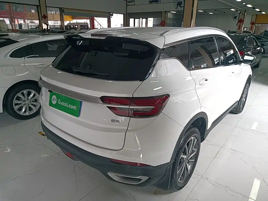 Фото 7 - Geely Binyue