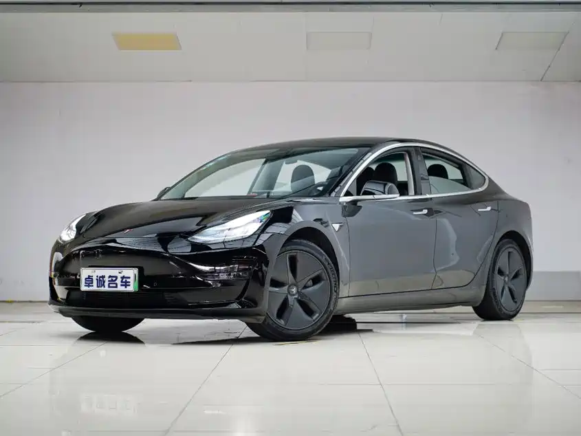 Фото 1 - Tesla Model 3