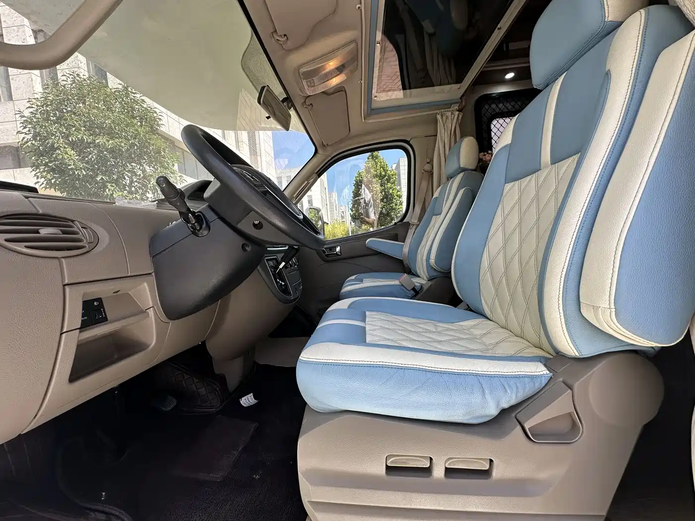 SAIC Maxus Xintu V80 2018 2.5T AMT Elite Short Wheelbase Medium Roof 5-6 Seater фото 14