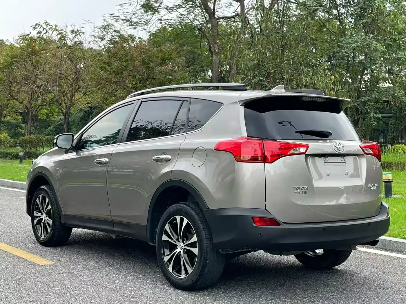 Toyota RAV4 Rongfang 2015 2.5L Automatic 4WD Elite Edition фото 8
