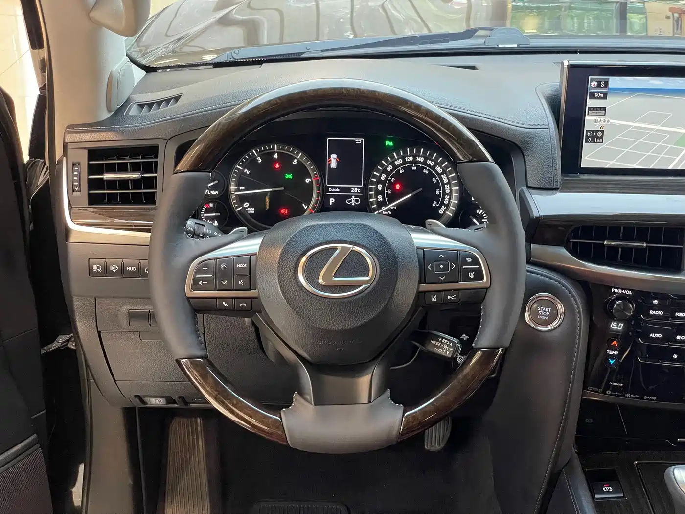 Фото 25 - Lexus LX