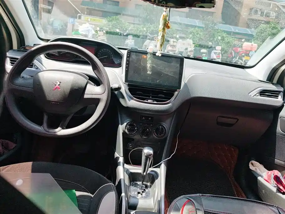Peugeot 2008 2014 1.6L Automatic Excellence Edition фото 12