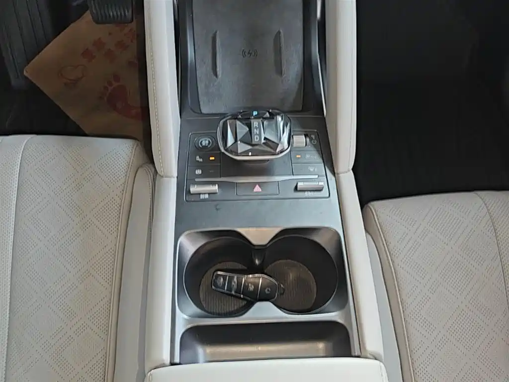 BYD Yuan UP 2024 401KM Surpass Edition фото 14