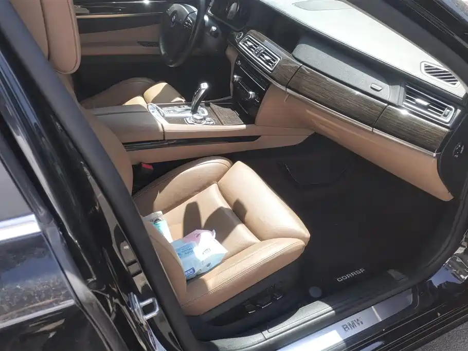 BMW 7 Series 2011 750Li xDrive фото 8