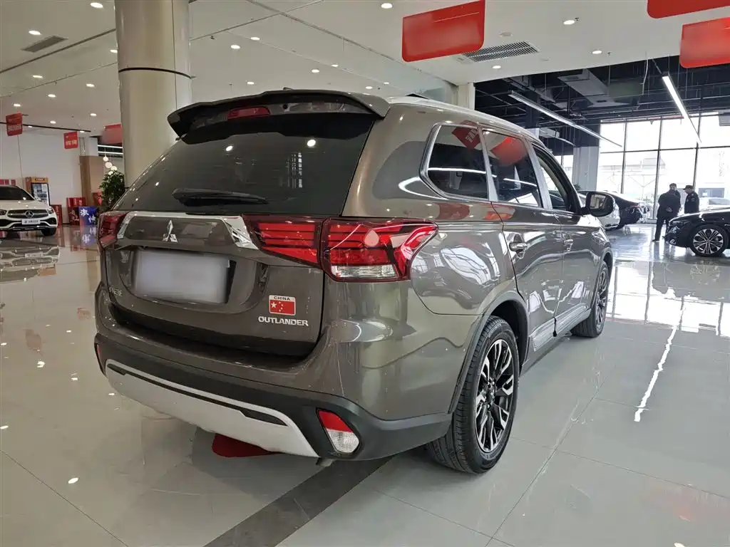 MITSUBISHI OUTLANDER