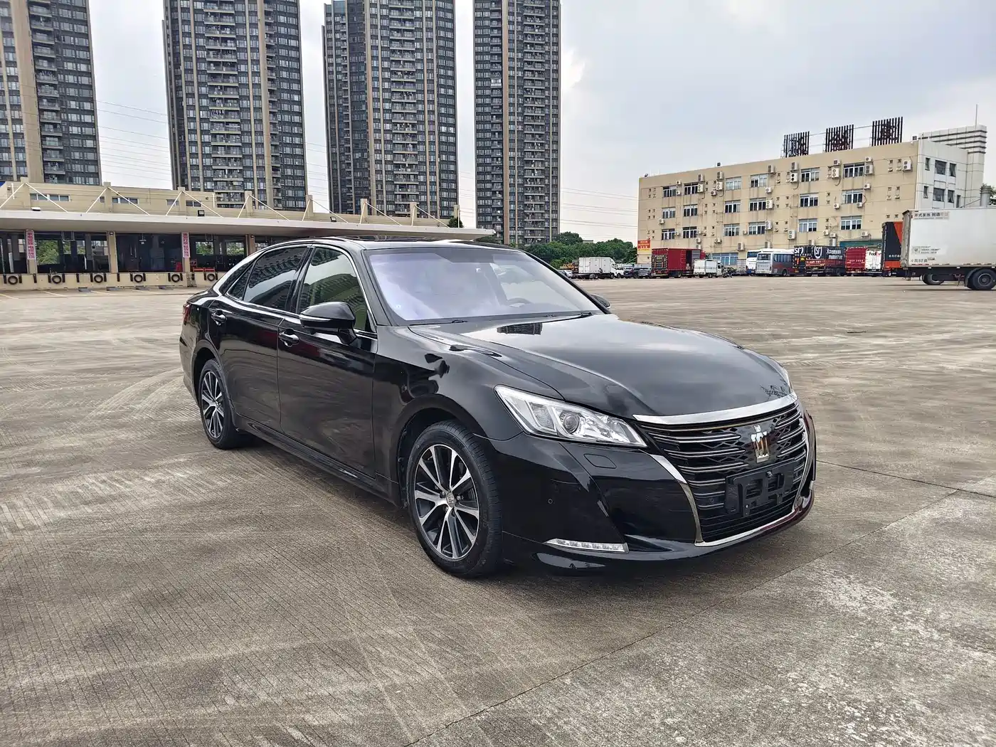Фото 2 - Toyota Crown