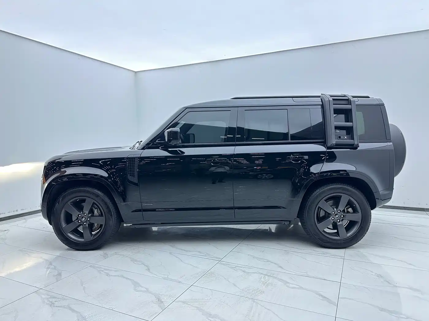 Land Rover Defender 2020 Model 110 P400 HSE фото 3