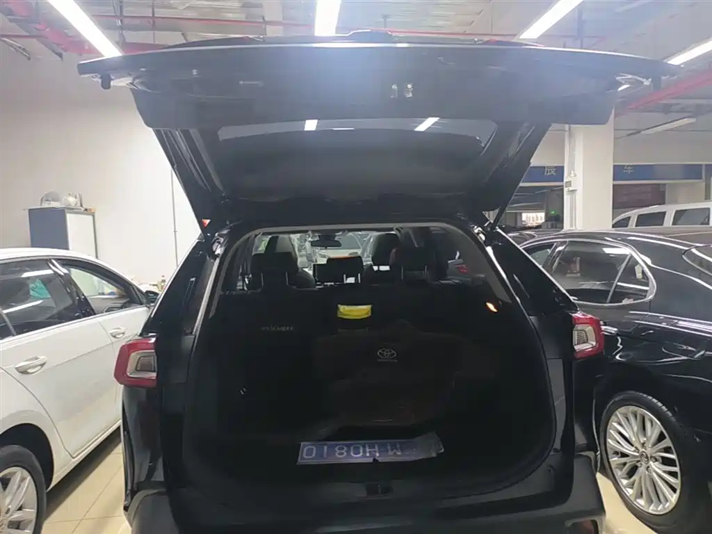 Toyota Wildlander 2022 2.0L CVT FWD Luxury PLUS Edition фото 19
