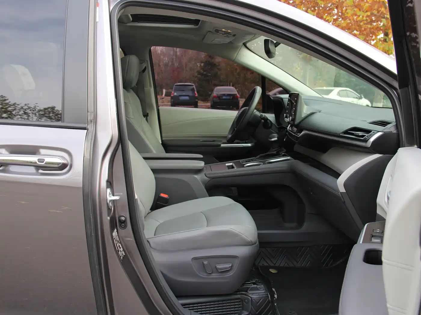 Toyota Sienna 2021 2.5L Hybrid Platinum Edition фото 15