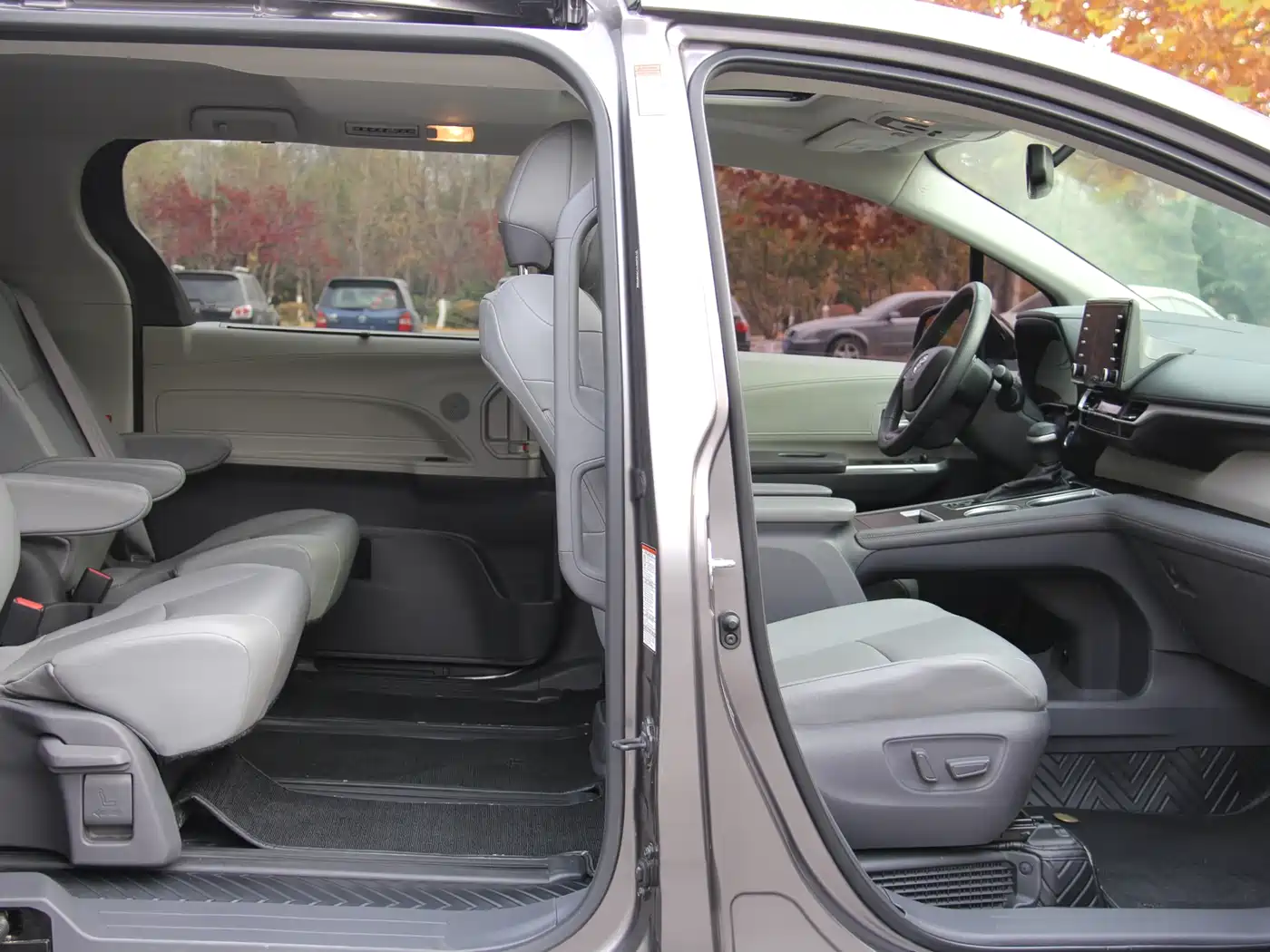 Toyota Sienna 2021 2.5L Hybrid Platinum Edition фото 16