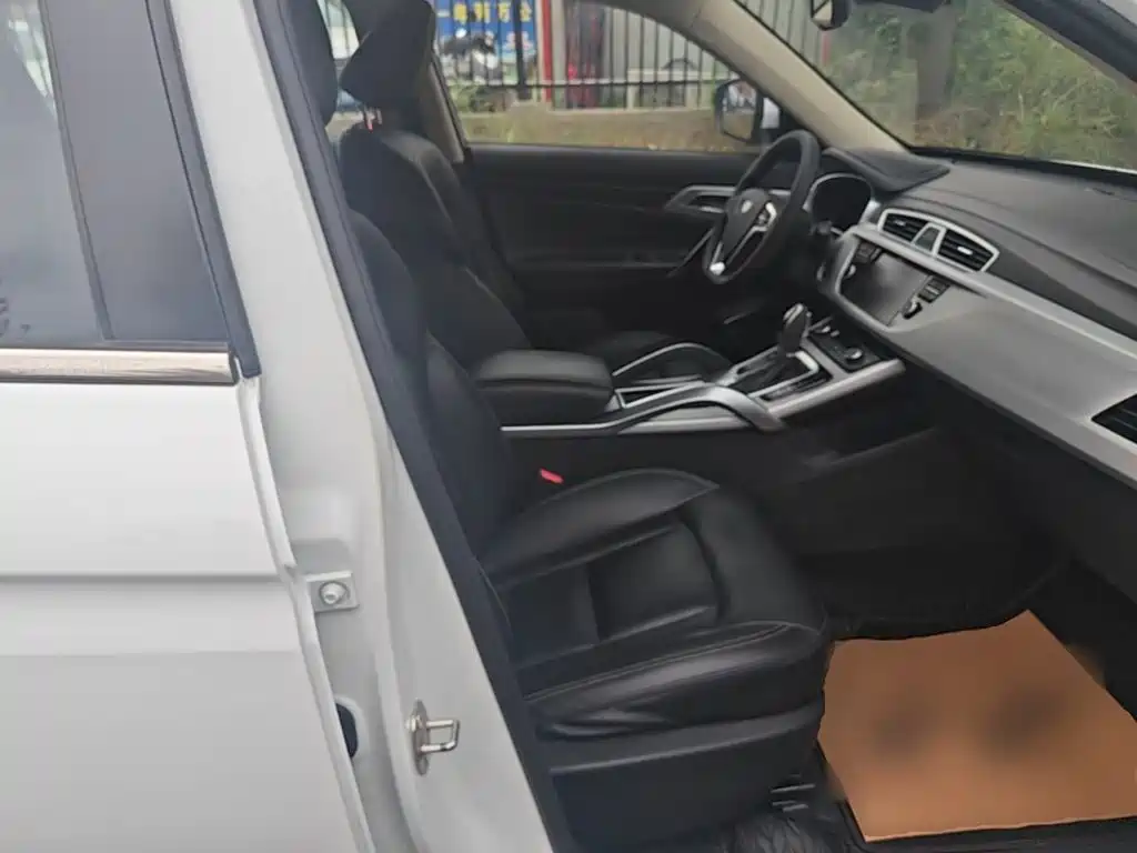 Фото 25 - Geely Atlas
