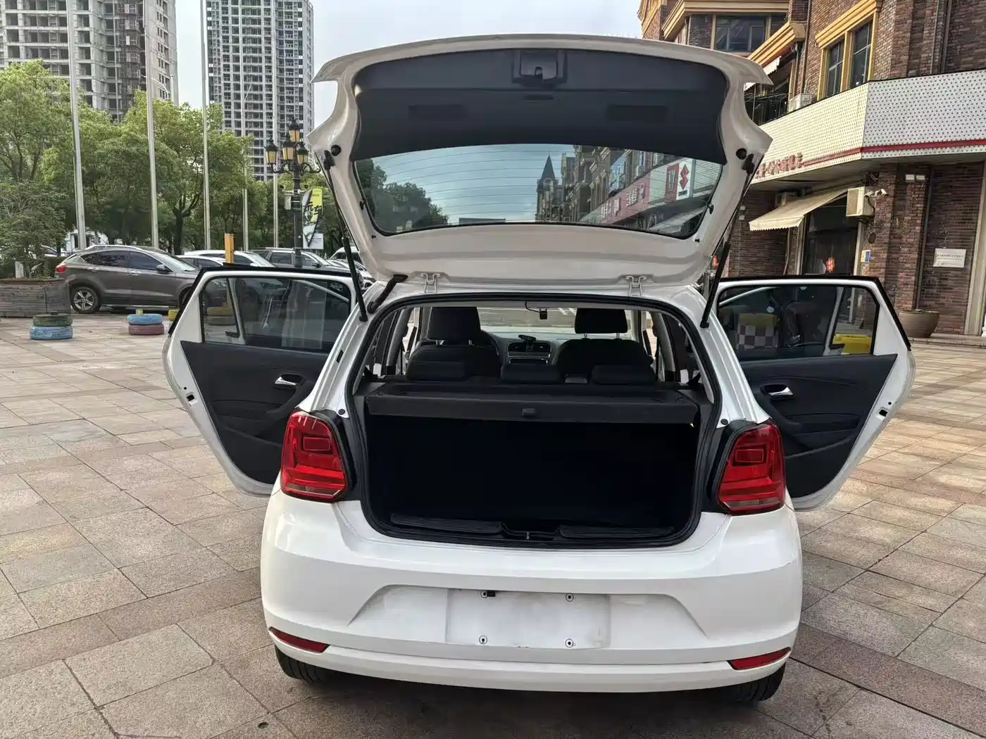 Volkswagen Polo 2016 1.4L Automatic Trend фото 10