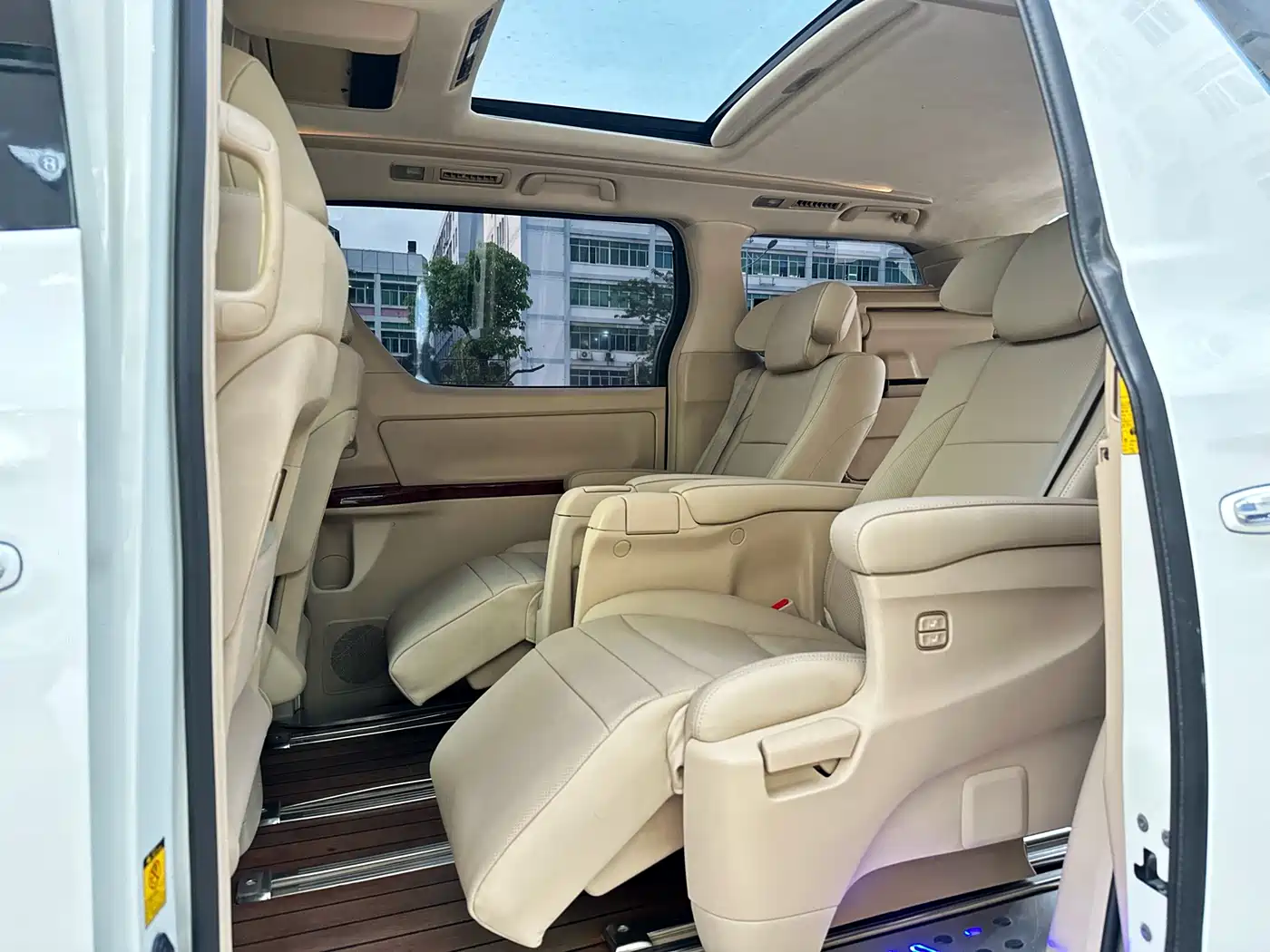 Toyota Alphard 2011 3.5L Luxury Edition фото 14