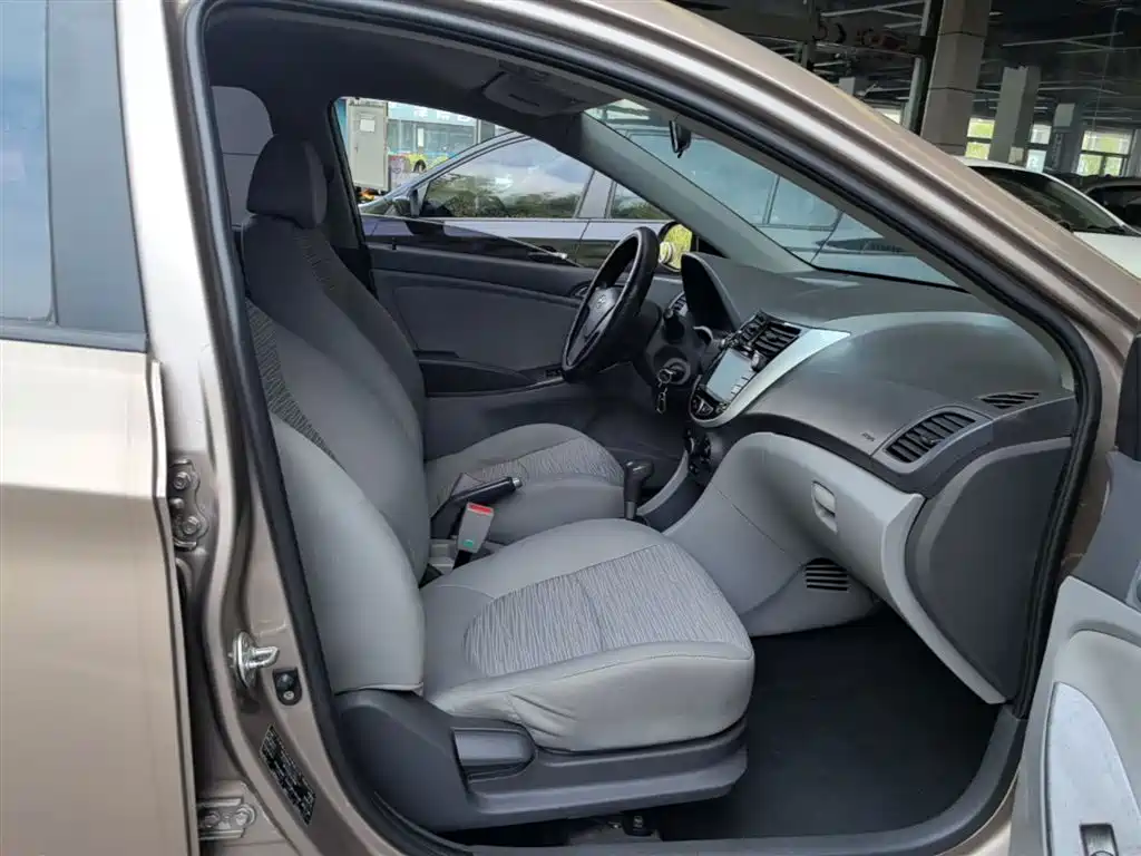 Hyundai Verna 2014 1.4L Automatic Smart GLS фото 25