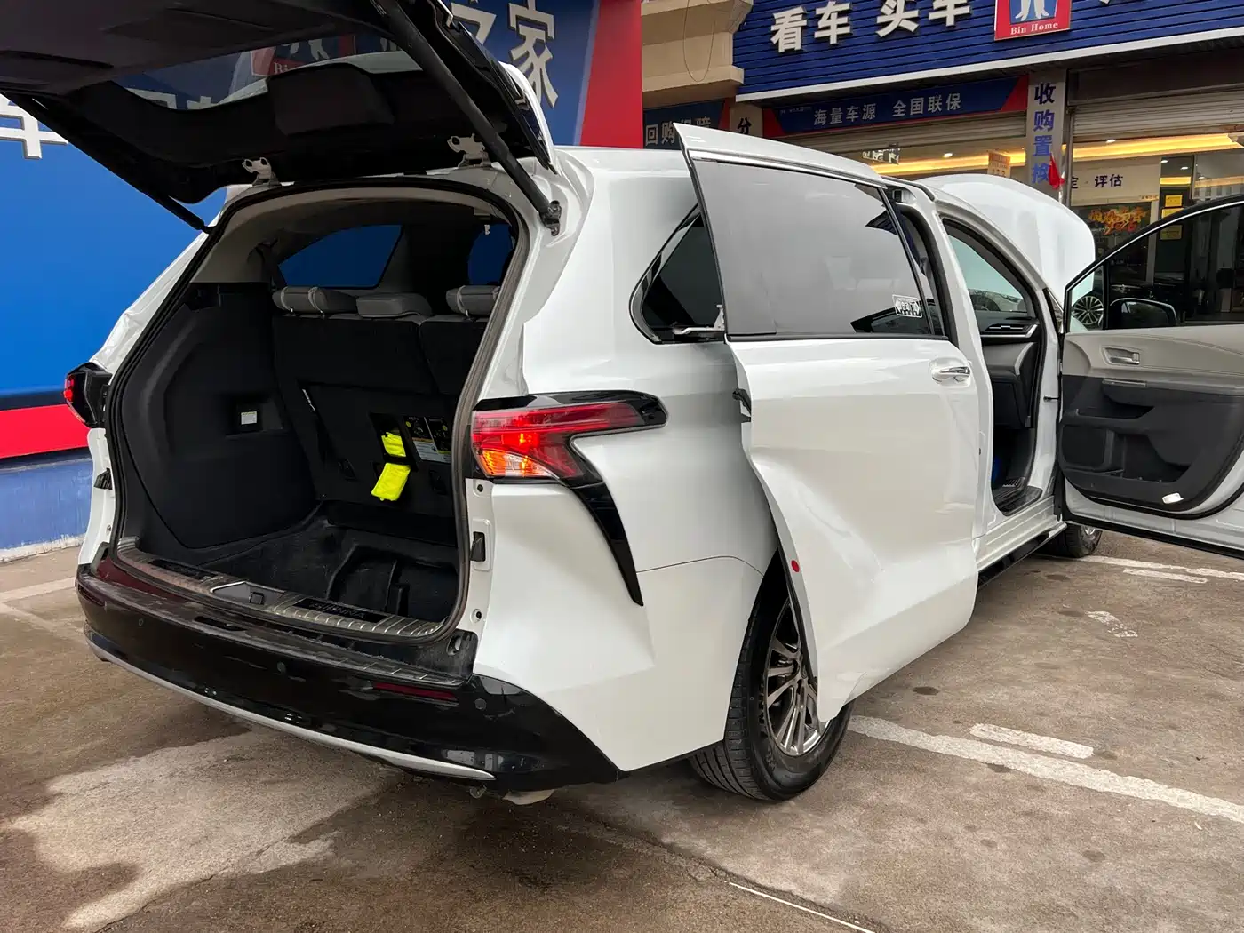 Toyota Sienna 2023 2.5L Hybrid Luxury Edition фото 7