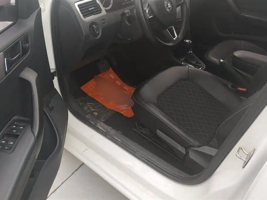 Škoda Skoda Rapid Spaceback 2019 1.5L Automatic Comfort Edition фото 9