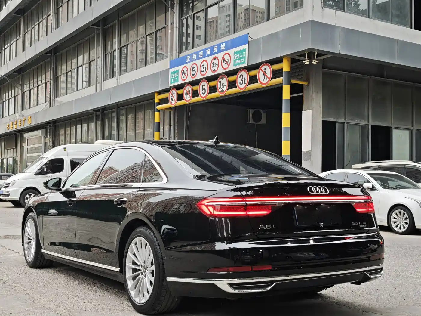 Photo 10 - Audi A8