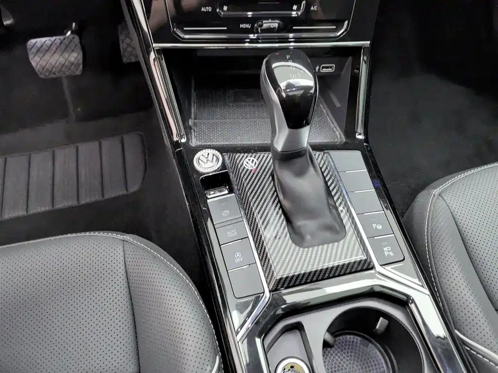 Volkswagen Passat 2024 380TSI Luxury фото 13